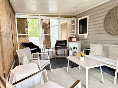 FL Room w screens and vinyl windows