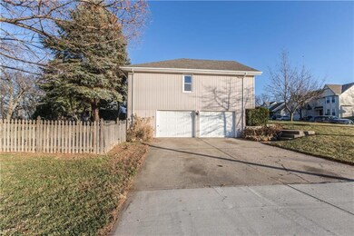 918 SW Georgetown Dr, Lees Summit, MO 64082 - photo 3