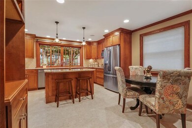 Two different options for eating in your kitchen..