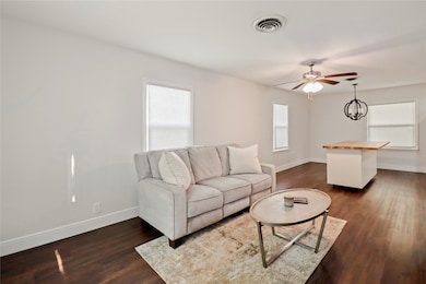 916 N Chenango St, Angleton, TX 77515 - photo 5