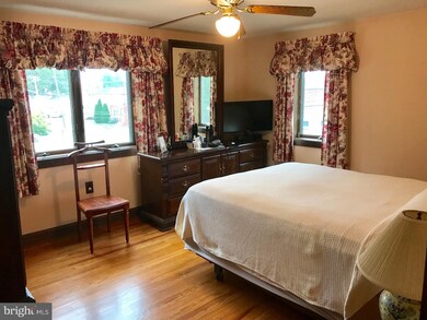 201 Evergreen Ave, Folsom, PA 19033 - photo 6