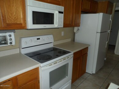 KITCHEN WITH ALL APPLIANCES