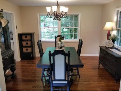 Good sized dining room