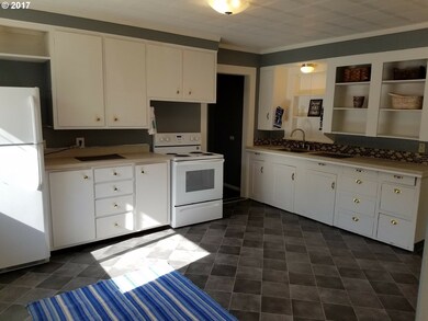 737 W Main St, Sheridan, OR 97378 - photo 2