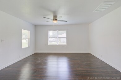 607 E 6th St, Claremore, OK 74017 - photo 4