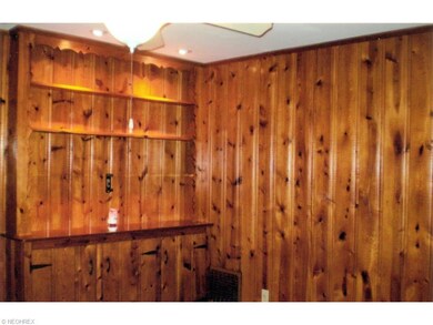Family rm w shelving/blt in