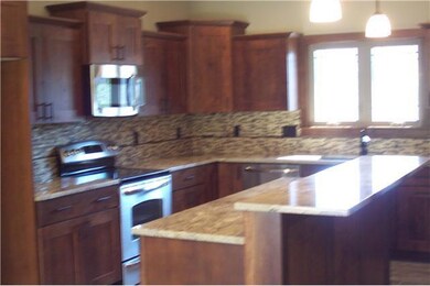 Kitchen. Island with granite.