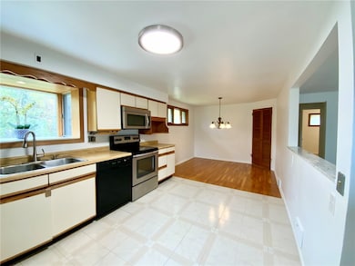 86 Thorncrest Dr, Mc Kees Rocks, PA 15136 - photo 2