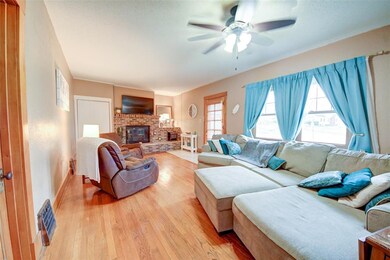 271 Johnson Ave NW, Cedar Rapids, IA 52405 - photo 3