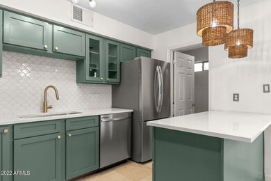 20_2201_E_Pinchot_Ave_1__12_mls