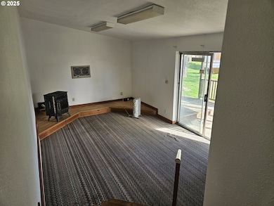 142 S Comstock Ave, Sutherlin, OR 97479 - photo 5