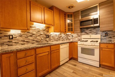 174 Country Club Ln, Pomona, NY 10970 - photo 6