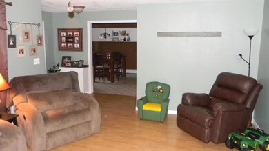 Living room into Dining<|><|>