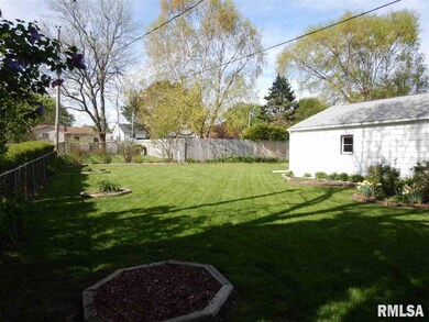 2142 W 38th St, Davenport, IA 52806 - photo 4