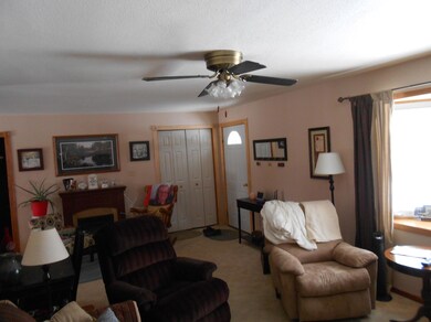 Another View of Living Room<|><|>