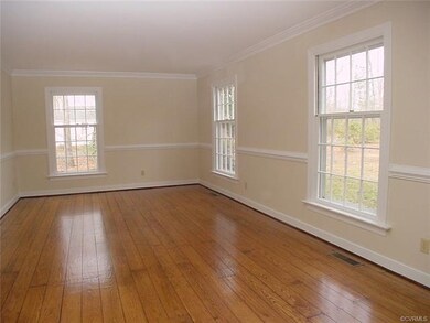 Living room w crown molding & chair rail