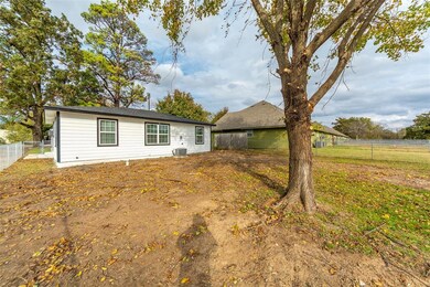1032 W Coffin St, Denison, TX 75020 - photo 4