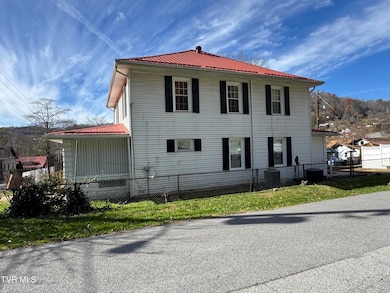 301 Roberts St, Appalachia, VA 24216 - photo 4