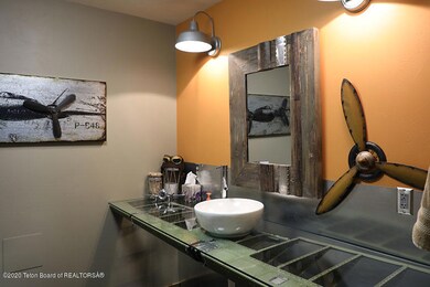 7_aero_condo_3_look_out_bath