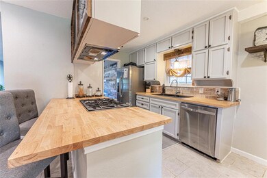 916 Madrid Ct, Hurst, TX 76053 - photo 7