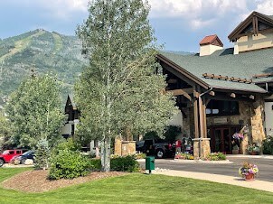 Eagleridge Lodge entry with Ski Mountain in backgr