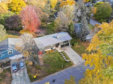 910 Pine Ridge Dr, Green Bay, WI 54311 - photo 2