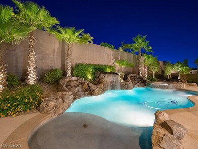 Pool with wet-deck, 3 waterfalls and spa/hot tub.