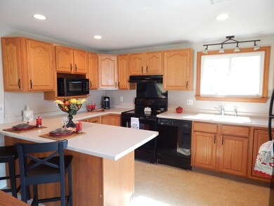 10 Wayne Ct, Holyoke, MA 01040 - photo 4