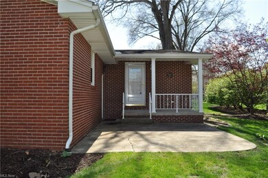 covered porch and concrete patio-great privacy