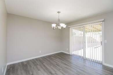 005-photo-dining-room-7837408