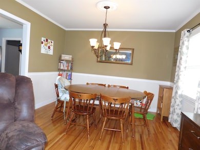 combo dining room/living room, great for entertaining