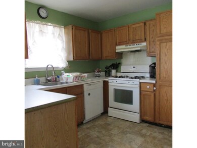 411 Carpenter Cir, Brookhaven, PA 19015 - photo 7