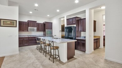 Large kitchen w/ lots of cabinets!