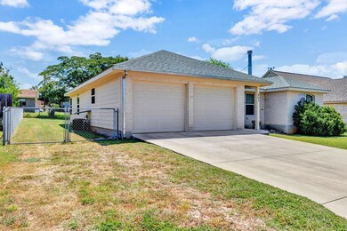 203 Green Oaks Loop, Fredericksburg, TX 78624 - photo 3