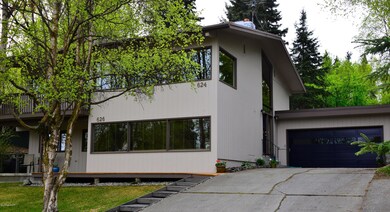 Lovely duplex in parklike setting