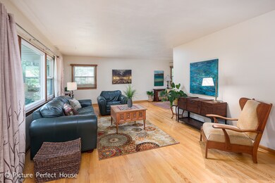 406 Robin Hill Dr, Naperville, IL 60540 - photo 4