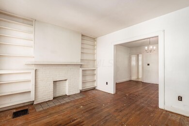 008_feee_F 2702 Calumet St000