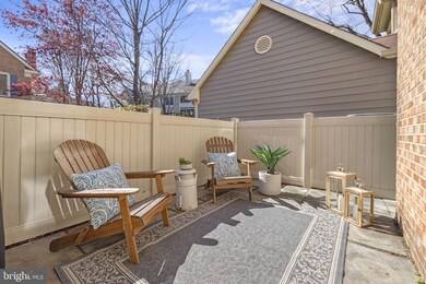 5711 Mayfair Manor Dr, Rockville, MD 20852 - photo 3