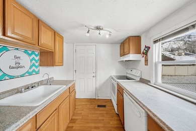 51 Bellevue Ave, Dracut, MA 01826 - photo 6