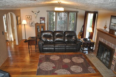 Beautiful Living Room w/fpl