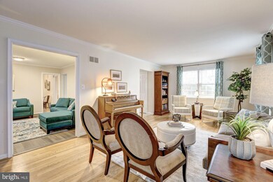 8807 Stonehaven Ct, Potomac, MD 20854 - photo 6