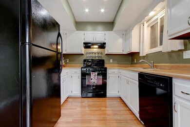 5271 Greensedge Way ~ Eat-in Kitchen