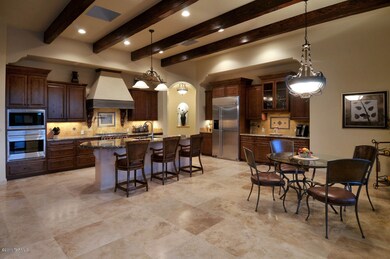 KITCHEN & BREAKFAST AREA