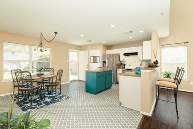 1107 Lasso Ct, Alvin, TX 77511 - photo 4