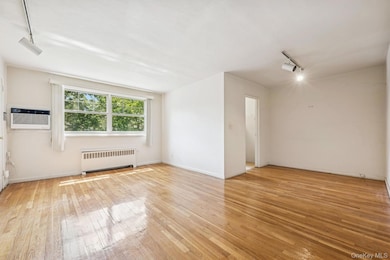 60-31 251st St unit 2-814, Little Neck, NY 11362 - photo 2