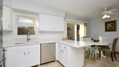 2122 Rugen Rd unit D, Glenview, IL 60026 - photo 4