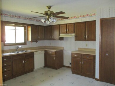 419 Buckeye Dr, Sheffield Lake, OH 44054 - photo 2