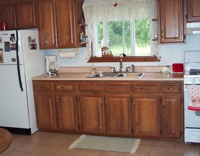 3127 Bradford Ave, Erie, PA 16506 - photo 4