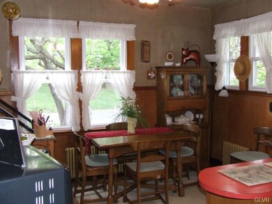 Eat-In Kitchen