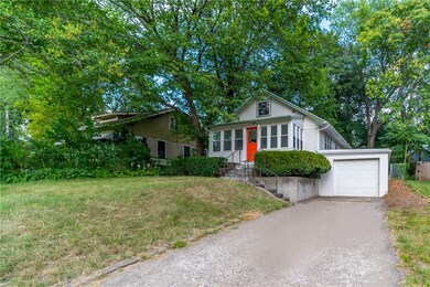 737 28th St, Des Moines, IA 50312 - photo 2